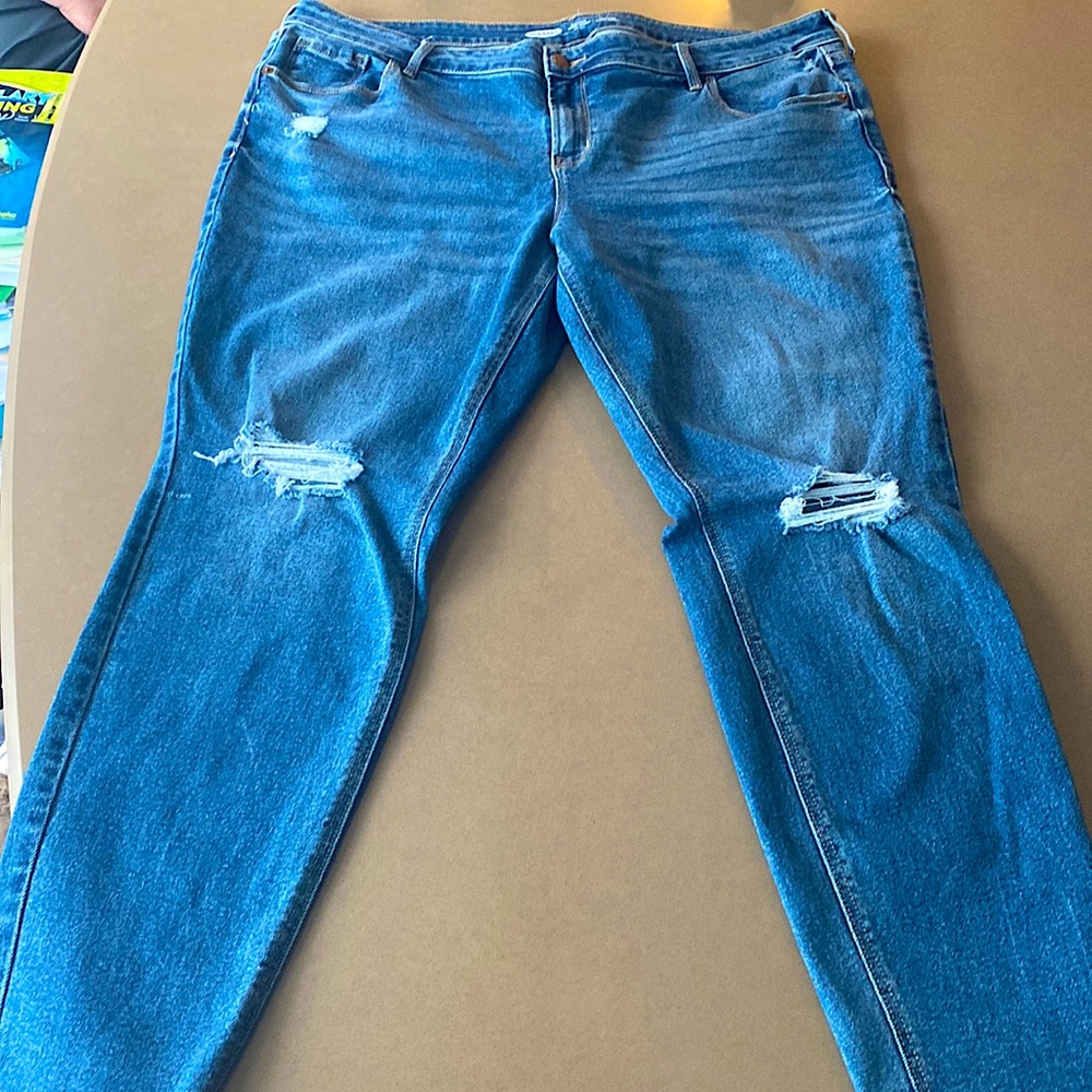 Low-rise skinny rockstar blue jeans with rips at the knees.